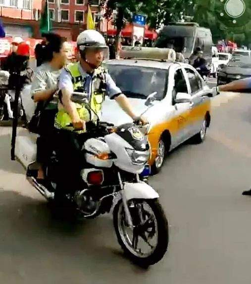 又有考生忘带准考证　警察及时帮忙取来