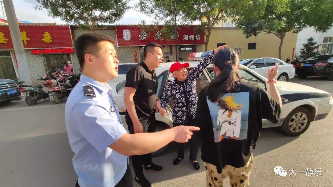 静乐一老人街上迷路，警民爱心接力帮老人回家！