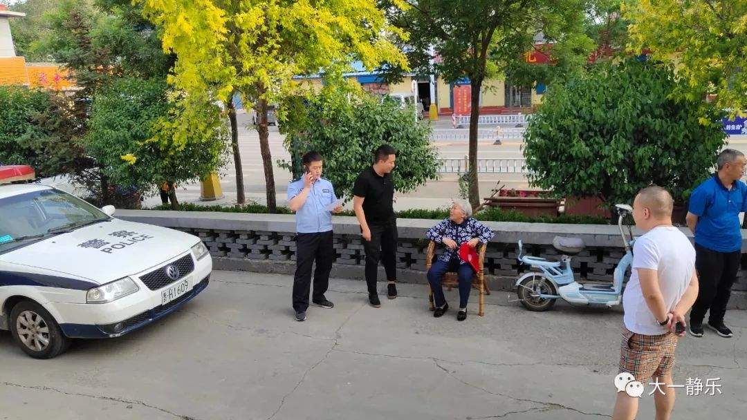 静乐一老人街上迷路，警民爱心接力帮老人回家！