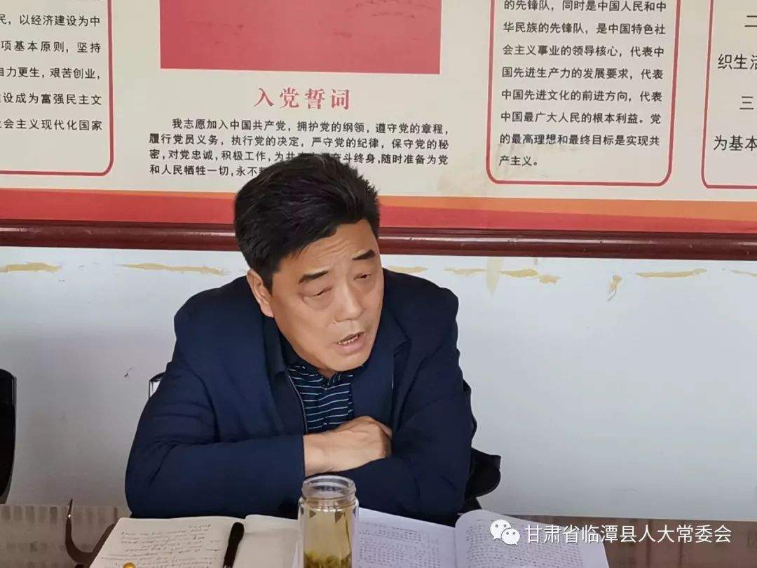 县人大常委会主任宁文兴深入联系村讲党课