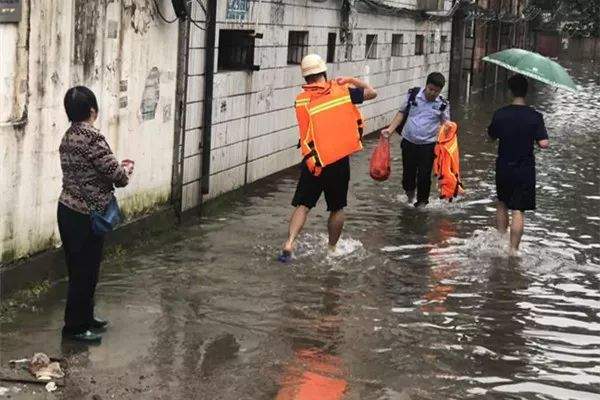 宁都遭遇了强降雨的袭击，灾难面前显真情！