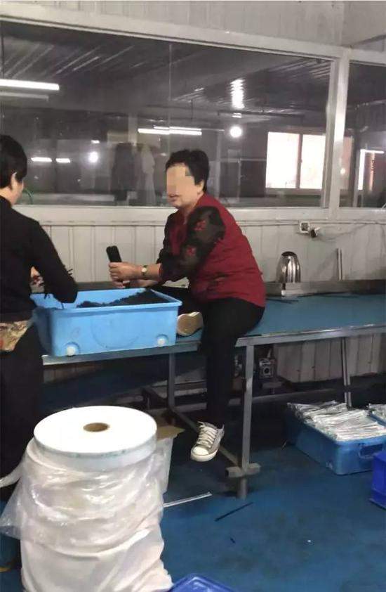 记者扮傻子卧底餐具清洗厂:现场越恶心 越想曝光它