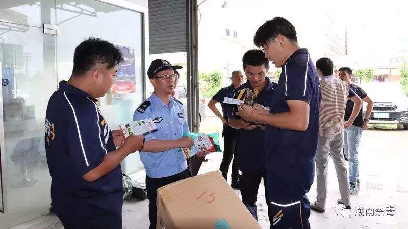 某快递站点来了大批警察，警犬出动!什么情况?