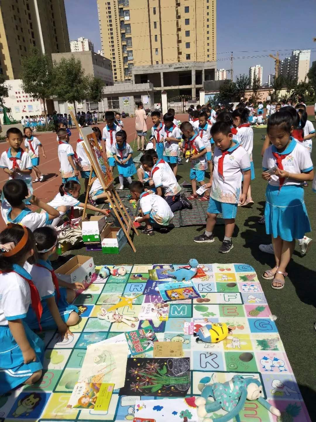 衡水新苑小学一年级的同学们在学校草坪举办跳蚤市场活动