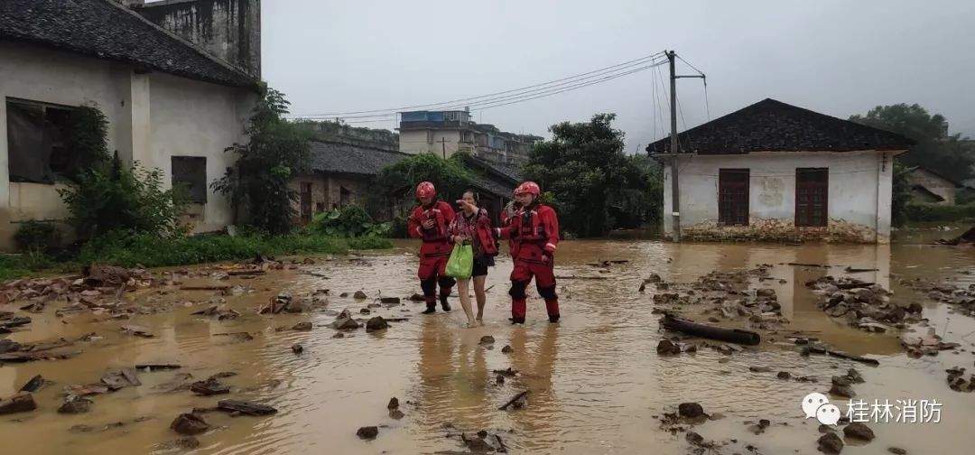 洪水来袭 | 灾时救援、灾后重建，他们无畏前行……