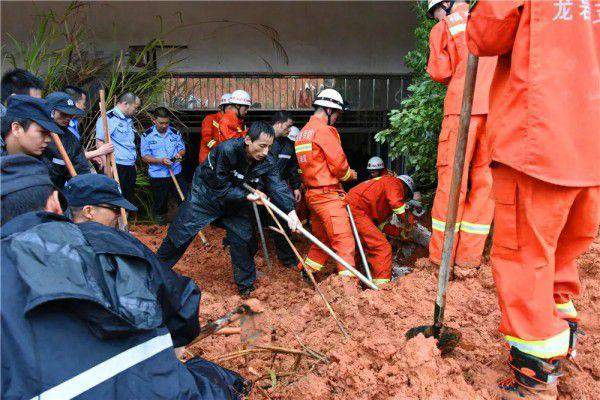 福建武平县发生山体滑坡多车被埋 1 人被困车中身亡