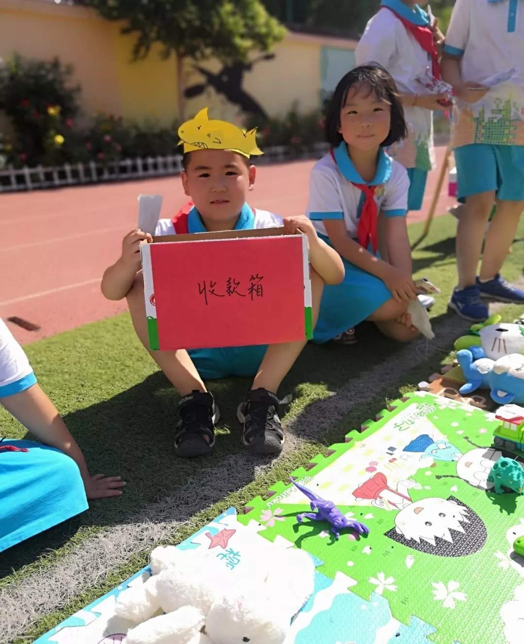 衡水新苑小学一年级的同学们在学校草坪举办跳蚤市场活动