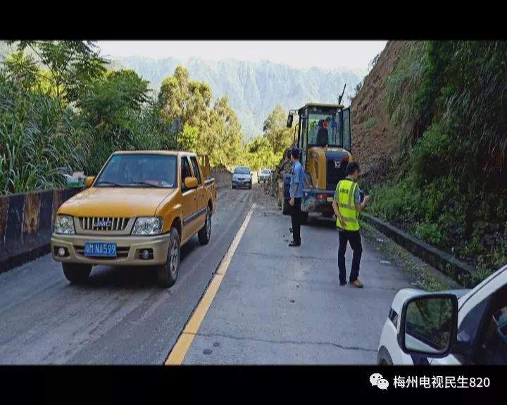 五华潭下山体滑坡，惊人瞬间被拍下，有人在尖叫！