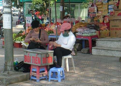 中国游客疑惑：为何越南街头随处可见人民币，越南人这么富吗？