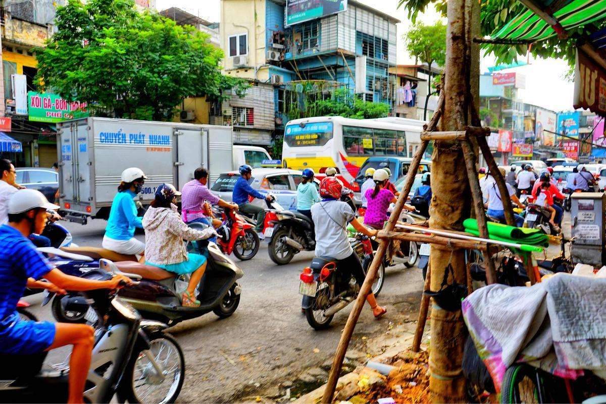 中国游客疑惑：为何越南街头随处可见人民币，越南人这么富吗？