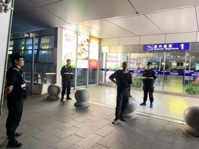 义乌警方在机场拦下精神疾病男子，现已被家人接走