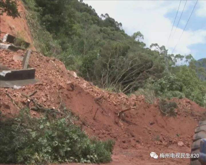 五华潭下山体滑坡，惊人瞬间被拍下，有人在尖叫！