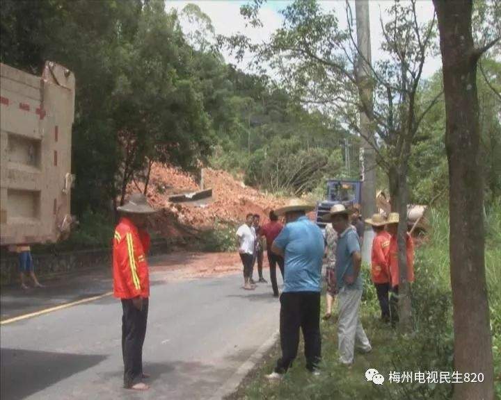 五华潭下山体滑坡，惊人瞬间被拍下，有人在尖叫！