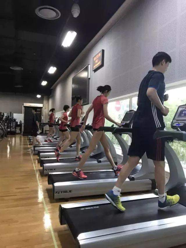 女排姑娘苦练肌肉，国乒队员下肢强悍，而男足哪....