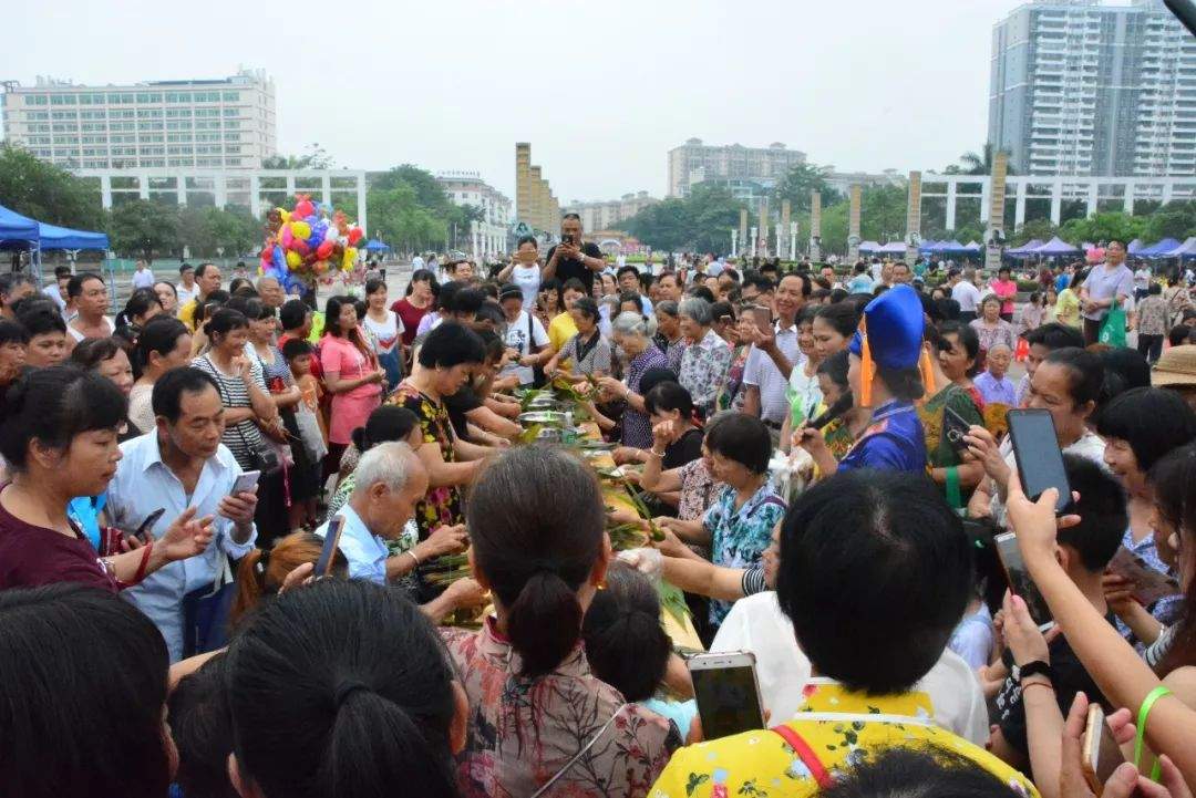 平果朋友节，文化公园上演千人包粽子大赛