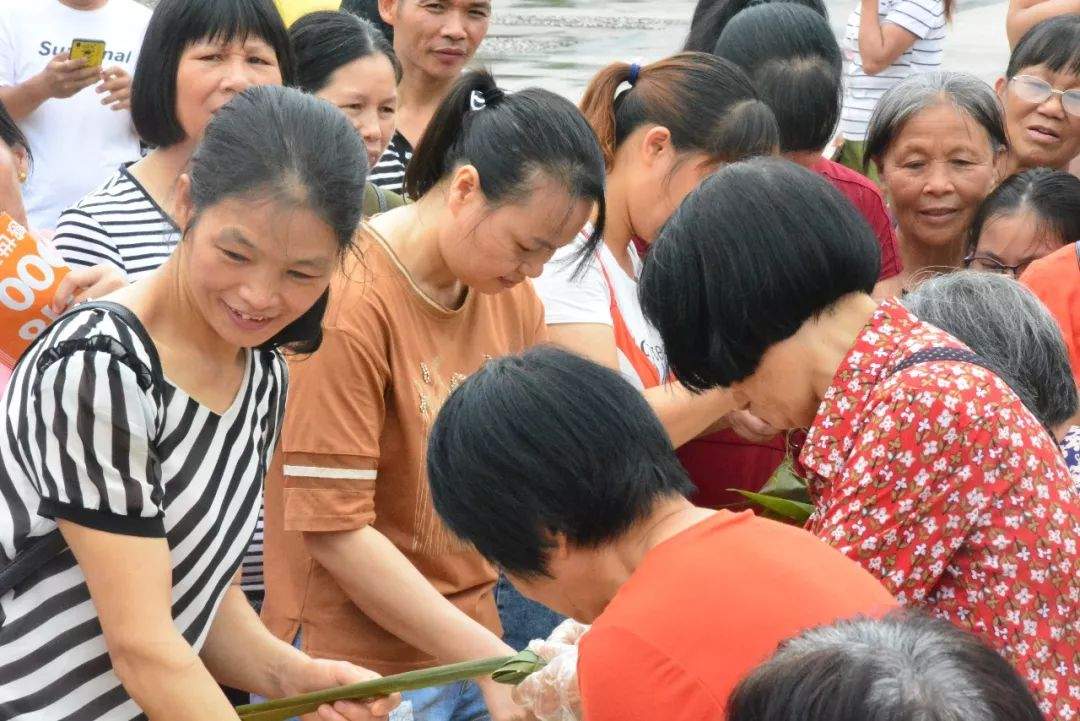 平果朋友节，文化公园上演千人包粽子大赛