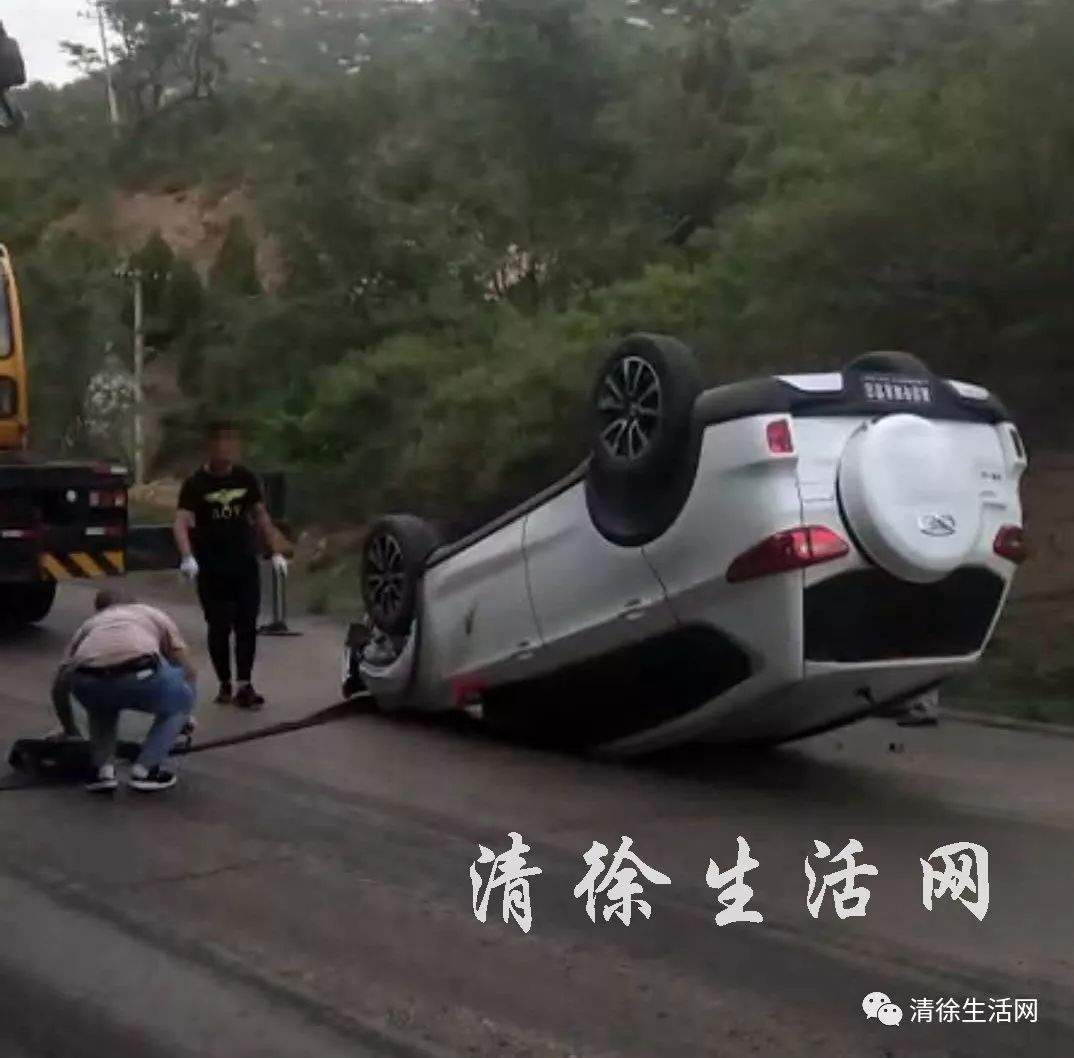 清徐：惊险！为躲避半挂车，小车四脚朝天...