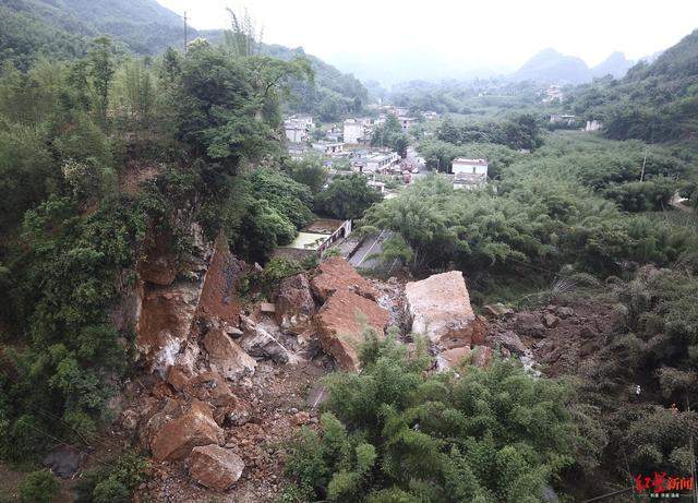 巨石拦路！记者震中报道突遇山体滑坡 山石有2辆卡车大小