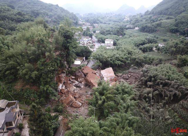 巨石拦路！记者震中报道突遇山体滑坡 山石有2辆卡车大小