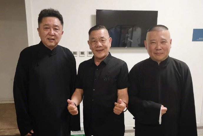 他是郭德纲的亲师弟，弟子们都离他而去，现在自己也投奔了德云社