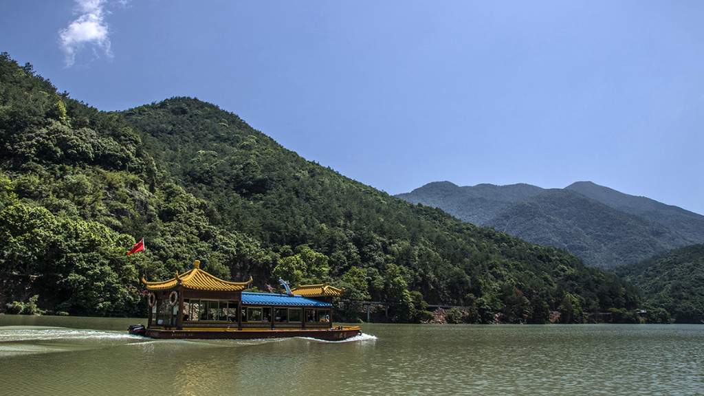 浙西第一强县桐庐，山水洞天景色秀丽，有高铁直达