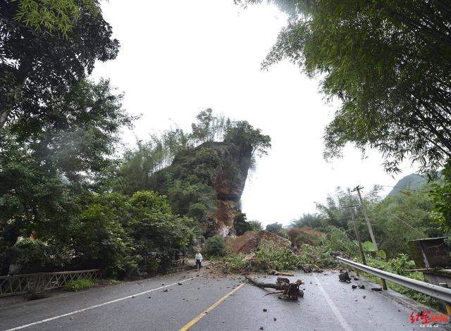 巨石拦路！记者震中报道突遇山体滑坡 山石有2辆卡车大小