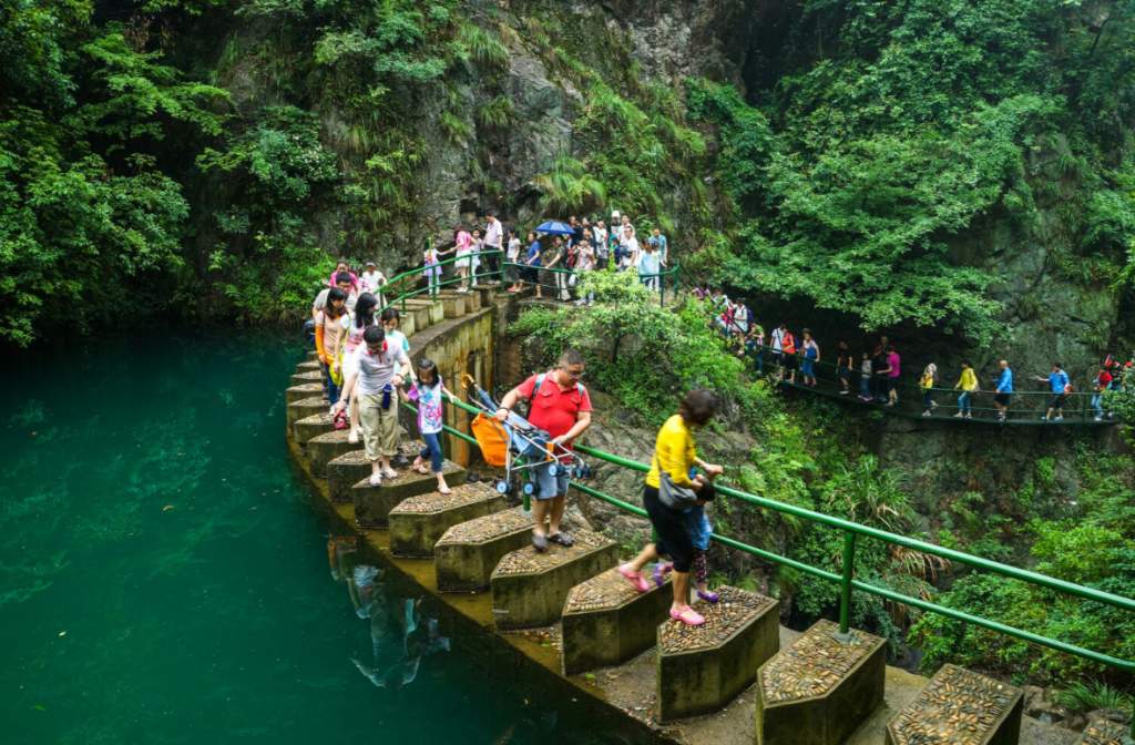 浙西第一强县桐庐，山水洞天景色秀丽，有高铁直达