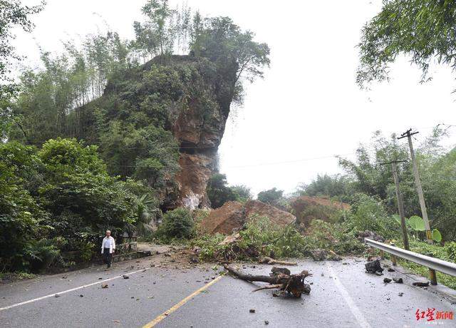 巨石拦路！记者震中报道突遇山体滑坡 山石有2辆卡车大小