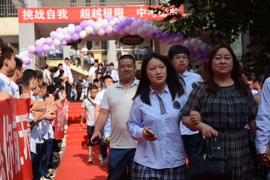 这里有一场走红毯的毕业典礼，贵阳学子你值得拥有！