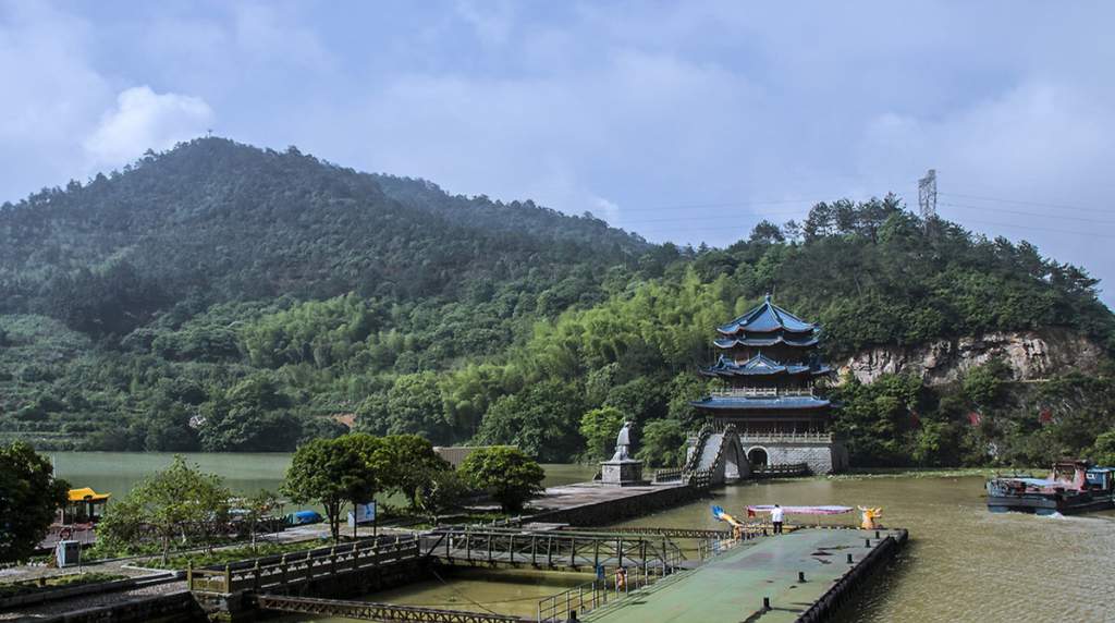 浙西第一强县桐庐，山水洞天景色秀丽，有高铁直达