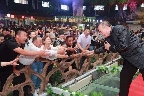 新疆这个地方的夜市比足球场还大！你去过吗？