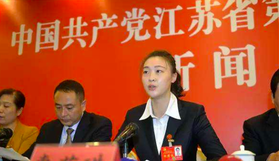 中国女排释放重要信号，奥运夺冠功勋白富美队长，坐在了郎平身后