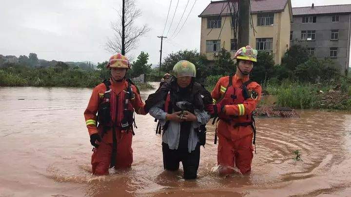 浙江入梅首场暴雨来袭，洪水中，“哥”最帅