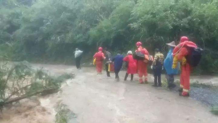 浙江入梅首场暴雨来袭，洪水中，“哥”最帅