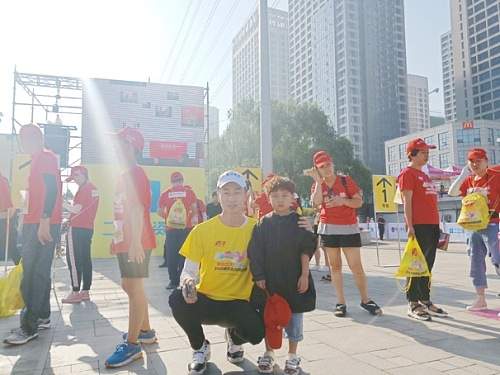 “蓄势待发，沈阳城市定向赛准备就绪” 赛前选手跃跃欲试