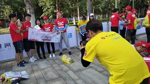 “蓄势待发，沈阳城市定向赛准备就绪” 赛前选手跃跃欲试