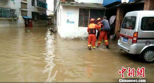 云南盈江沾益两地暴雨成灾 城区积水严重