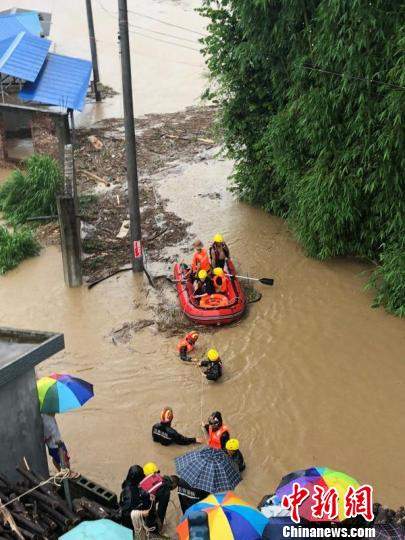 云南盈江沾益两地暴雨成灾 城区积水严重