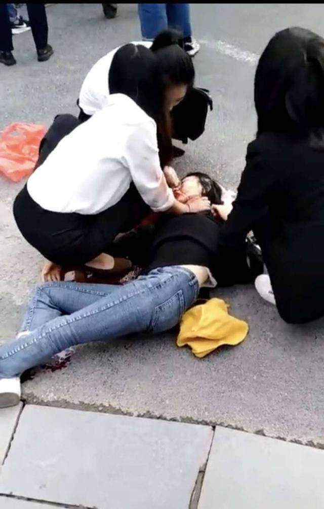 暴打女孩嫌疑人被抓，长相照片曝光 ，互动：凭什么总是女生的错？