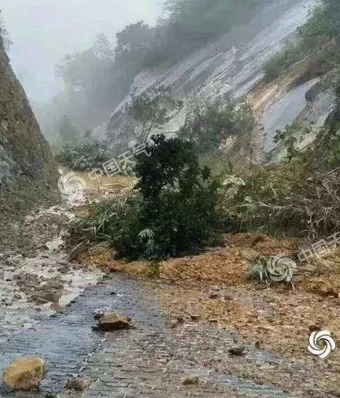 强降水导致富宁至阿用乡路大板山路段发生山体滑坡，道路中断　