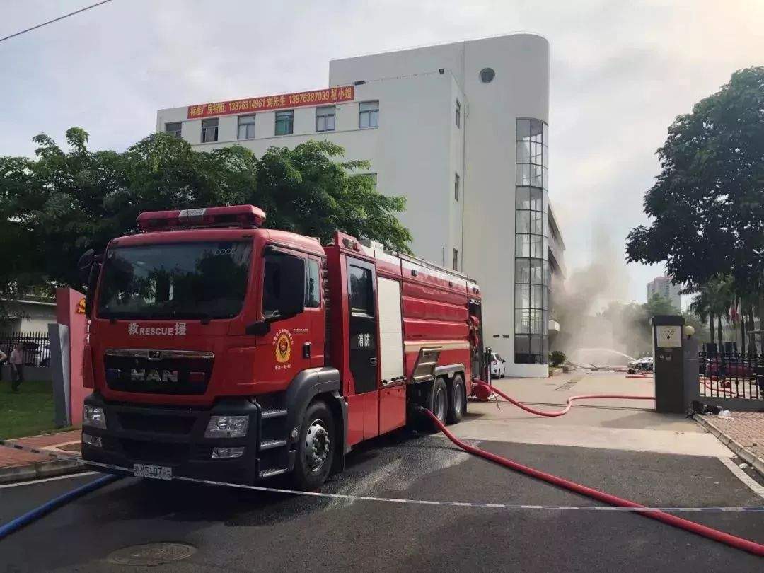 海口港澳开发区一厂房发生火灾，现场浓烟滚滚