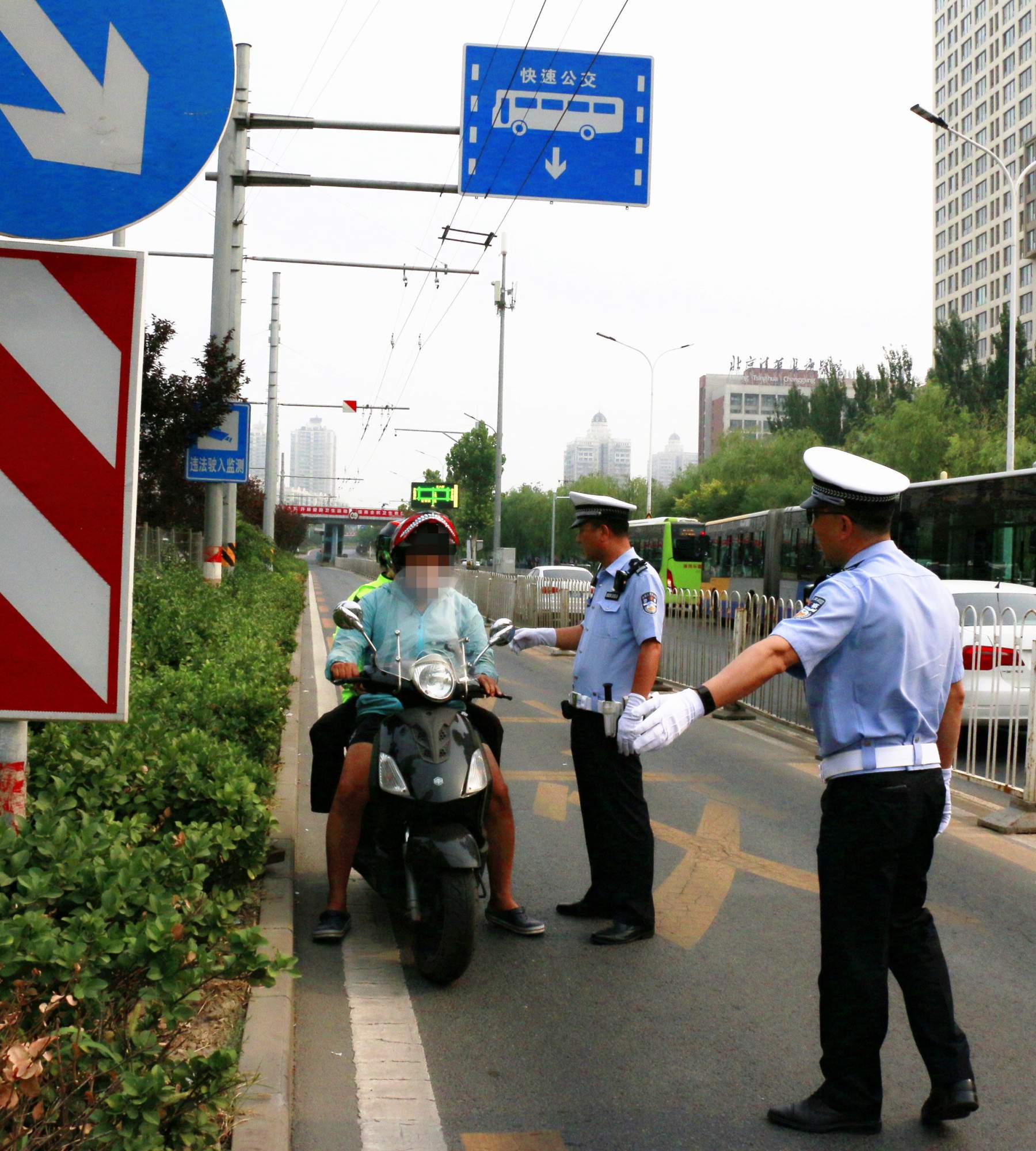 北京交警开展违法占用公交车道整治行动 自行车骑手也敢与机动车“一较高下”