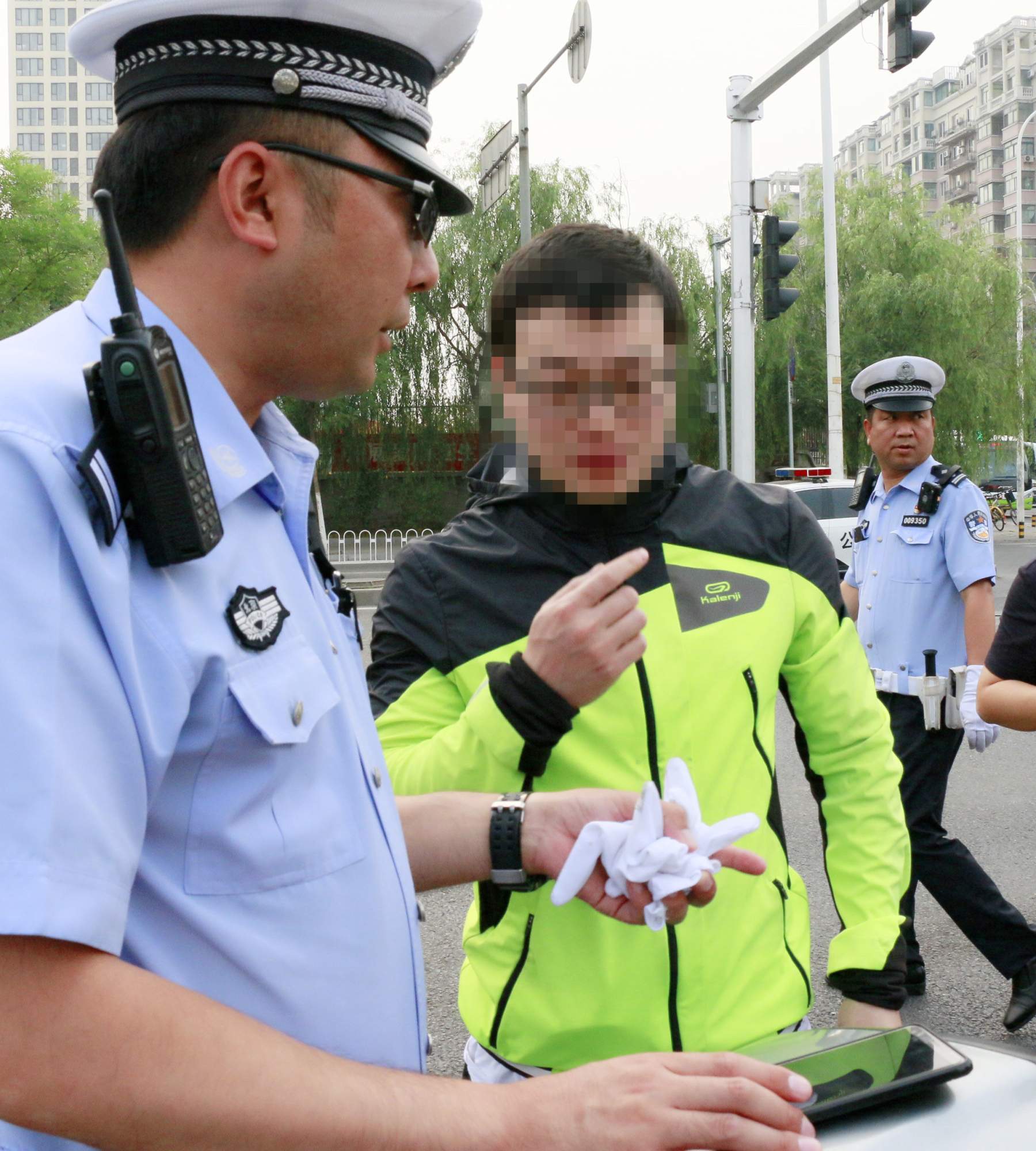 北京交警开展违法占用公交车道整治行动 自行车骑手也敢与机动车“一较高下”