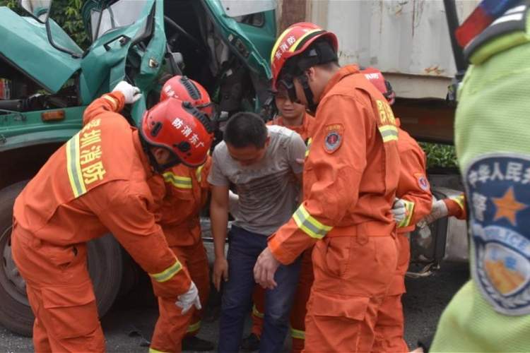 深圳福永两货车追尾驾驶员被困，消防破拆救出，男子受轻伤