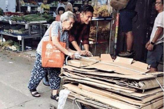 在香港街头经常偶遇明星，却没有人“理会”，香港人：很常见