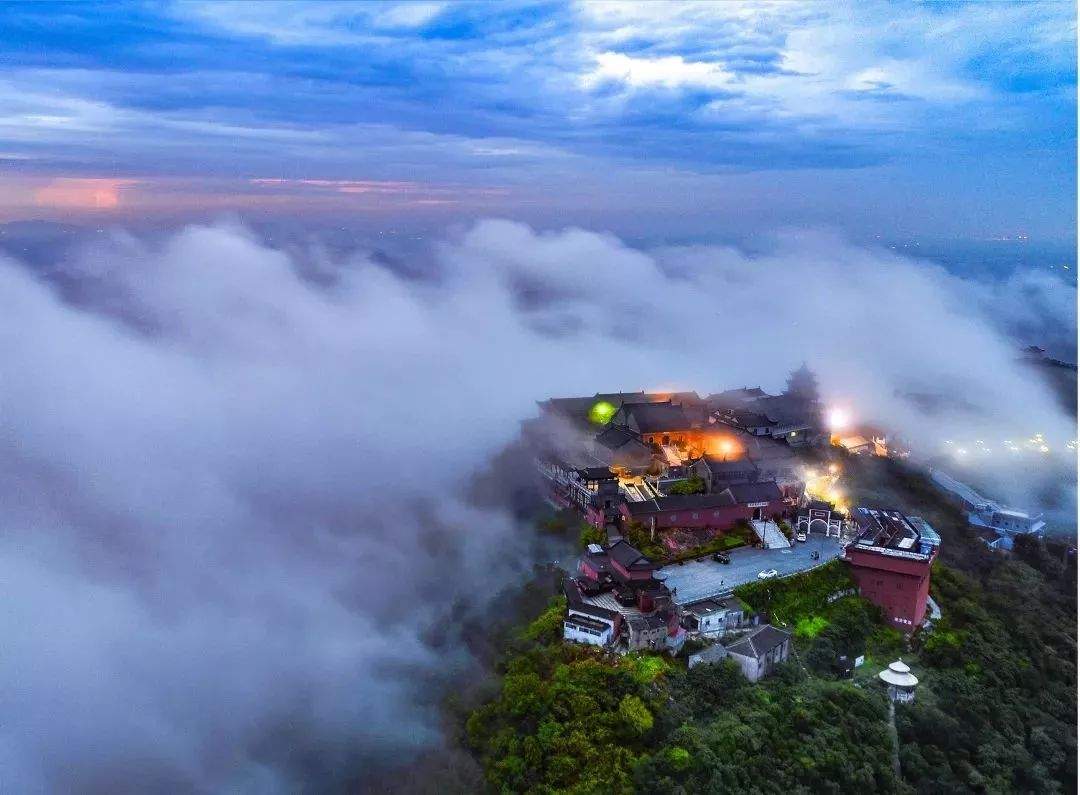 从日high到夜！清凉玩水、山间夜游，快一起加入盛夏消暑派对！