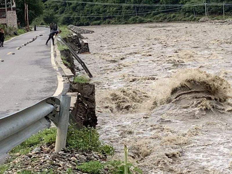 现场情况汇总丨丹巴累计发生泥石流灾害29处、滑坡11处，3000余人紧急转移