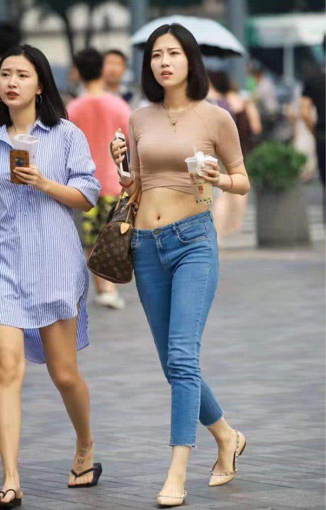 街拍：美女穿紧身裤秀身材，图2让我心动，网友：好想带一个回家