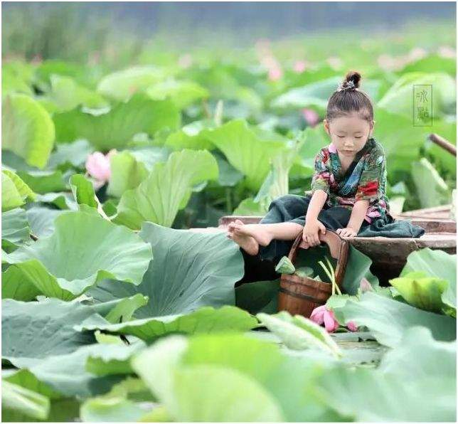 摄影师妈妈给女儿拍的暑假照，萌翻了整个朋友圈！