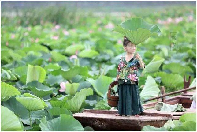 摄影师妈妈给女儿拍的暑假照，萌翻了整个朋友圈！